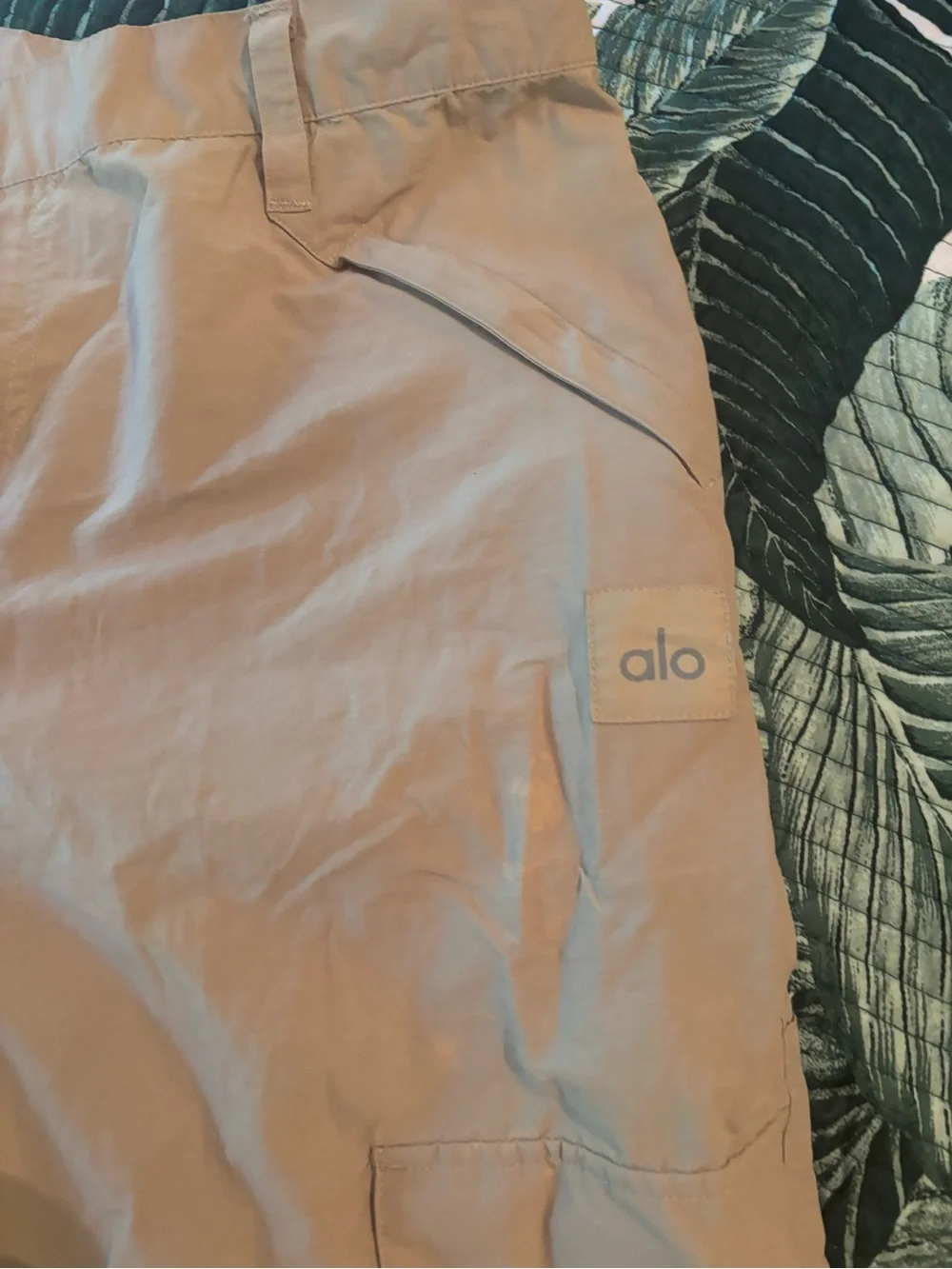 Alô yoga women’s beige cargo pants
